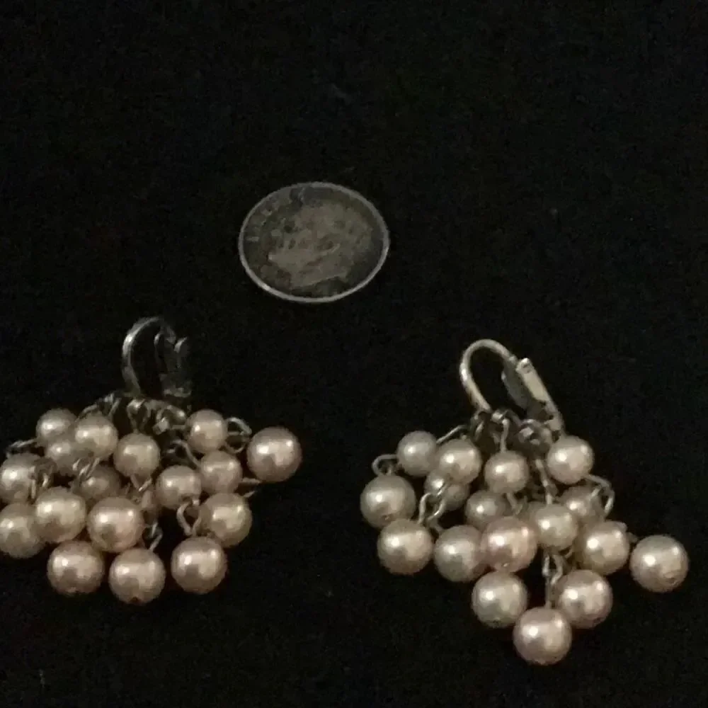 Vintage screw post dangling, Pearl Like ￼